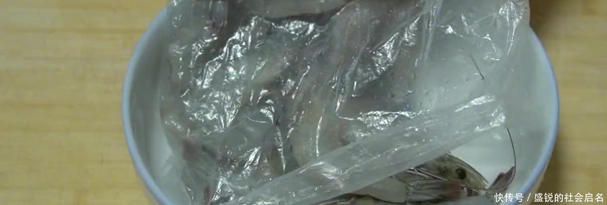 油炸|这样做的大虾比单纯用水煮的好吃，比油炸大虾更健康，赶紧试试