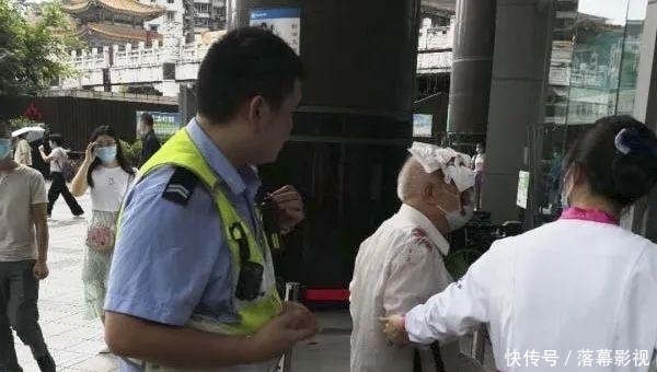 民警|渝中警讯丨七旬老人摔伤 渝中民警紧急救助