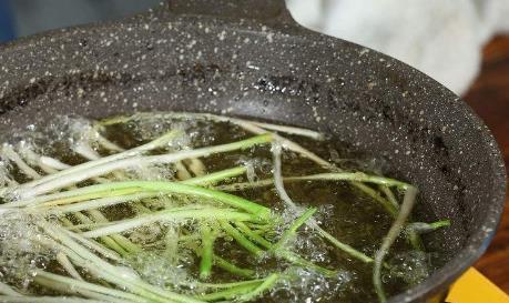 懒人|懒人葱油饼做法,不用和面,加上油酥和葱花,金黄香酥脆,省事