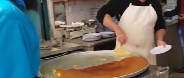 三份|大叔路边卖“黑暗料理”,路人一脸嫌弃,识货的人三份都不够吃