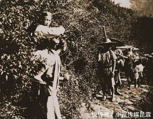 相互|晚清老照片:穿着龙袍的外国人,与清朝名将是结拜兄弟,相互利用