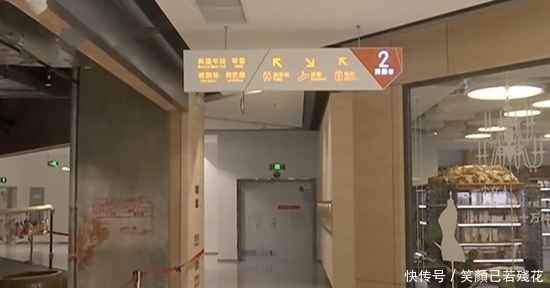 女子|女子上厕所,突然门缝伸出一双手,女子假装报警后,男子逃跑