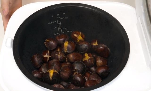 下锅煮|煮板栗时,板栗先下锅就错了!只需多加这1步,板栗又香又好剥