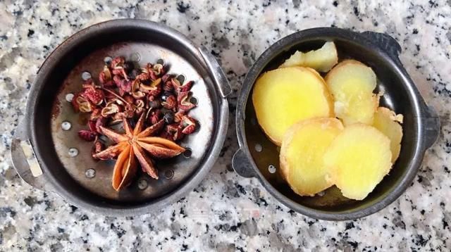  切成|这样做鸡爪真的太好吃了，越吃越上头！你们一定要试试看！