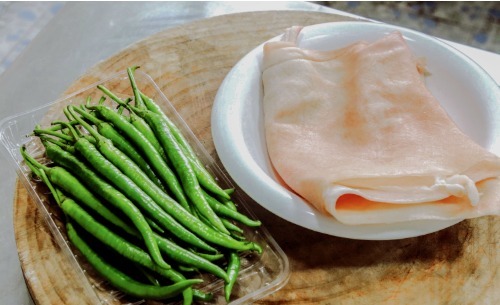 猪皮|喜欢吃猪皮的看看这做法,5块钱猪皮做一大盆,好吃到流口水