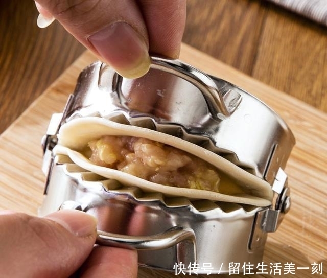  建议|建议大家：包饺子别用手捏了，教你正确做法，不脏手还包得快