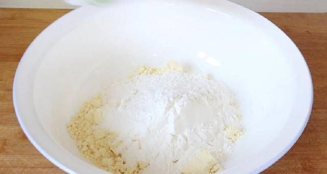 好吃|玉米面最好吃的做法,比馒头简单,比油条还香,出锅全家抢着吃