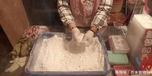 美食|大妈校门口卖“它”,成本8角,售价15元,2小时卖光3大桶!