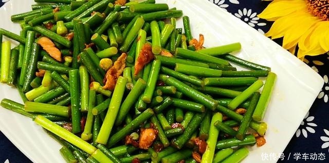 大厨|炒蒜苔，最忌切完直接炒，大厨教你一妙招，蒜苔又脆又绿还更入味