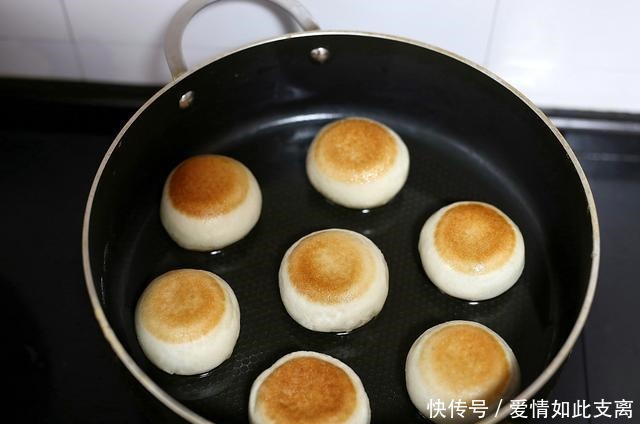 美味|面粉别再做包子了,试试这款小吃吧,咬一口,瞬间爆浆,美味极了
