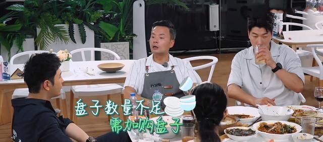 冤不冤|《中餐厅4》赵丽颖被骂冤不冤看看秦海璐的表现,就知道答案了