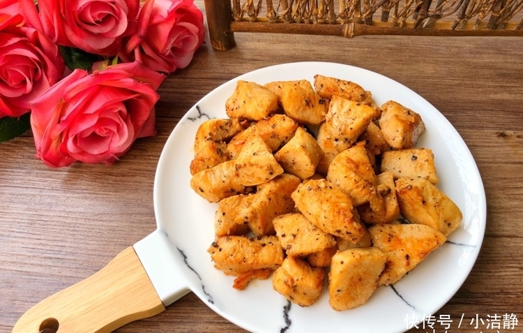 鸡胸肉|鸡胸肉别只会水煮,试试这个做法,香嫩美味,比牛排还好吃