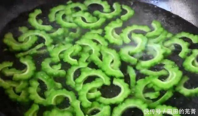 翠绿|炒苦瓜时,掌握3个技巧,保证苦瓜颜色翠绿,清淡美味,还不苦
