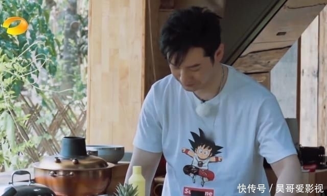 黄晓明|《中餐厅》后遗症？黄晓明做客蘑菇屋，全程低头洗碗像服务员！