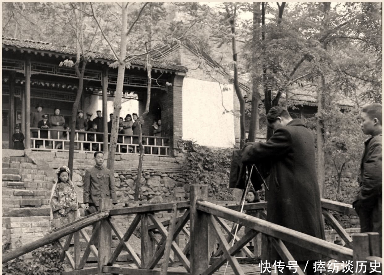 世纪|20世纪40年代的一组老照片,夫妻婚宴办的很简单,脸上也没有笑容