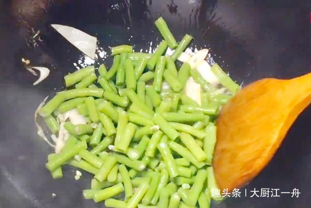 清炒豆角|炒豆角时,先放油就错了!大厨教你这样做,豆角翠绿鲜香更入味