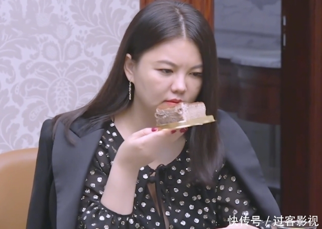 样式|李湘吃晚餐时,手表和戒指都被打码,抬手撩头发才看清样式