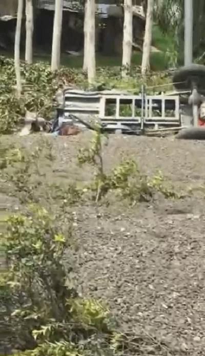  三轮车|今天绵竹一三轮车与电瓶车相撞碎片散落一地