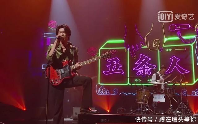  超越妹妹|看过五条人的穿搭后发现，原来人字拖才是全场最佳MVP