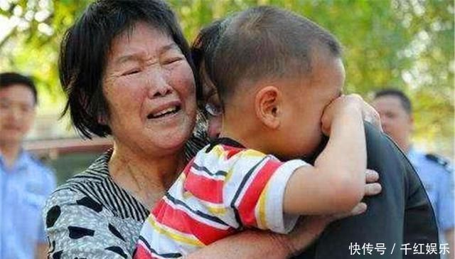 哭闹|婴儿公车哭闹爸爸无动于衷，乘客不耐烦的一句抱怨，救了一个家庭