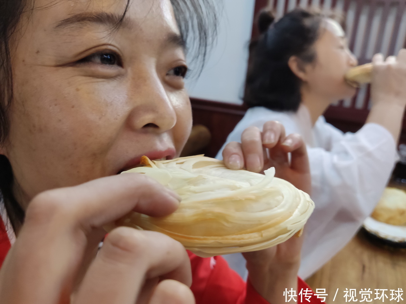 滨州|山东滨州:三美女穿汉服进羊汤店 狂吃千元烧饼