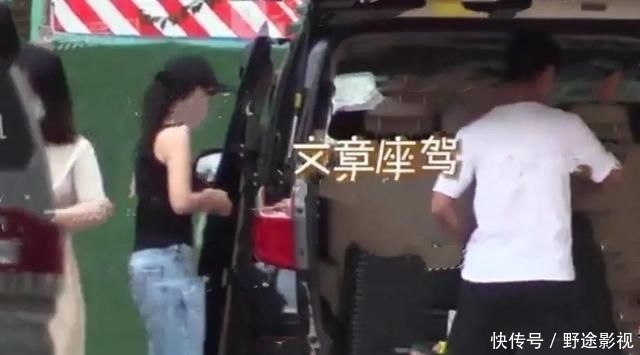 恋情|文章有了新恋情?深夜同进同出,激动流泪获女方体贴照顾