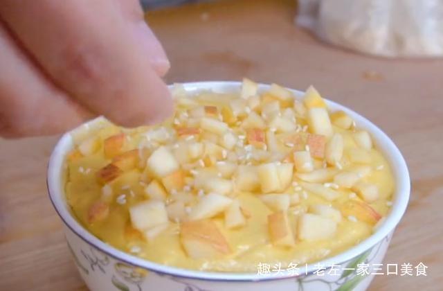 开水|玉米面百吃不厌做法，加1个苹果，开水一烫一搅，出锅不够全家吃