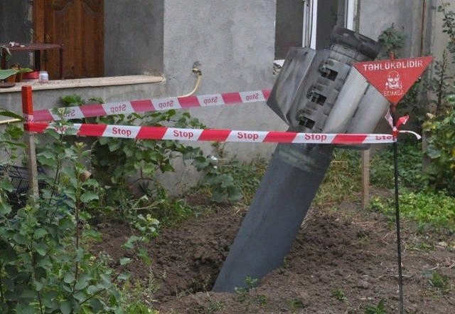 民宅|监控拍下震惊一幕:火箭弹笔直落下,命中民宅,所幸插入软土未爆