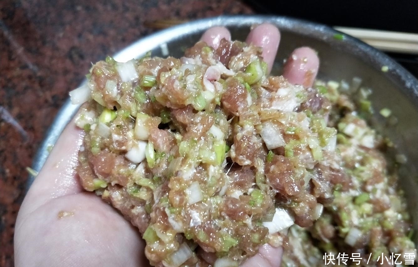  万万不能|调肉馅时, 万万不能少了这3种“料”, 否则馅又干又柴, 还不香!