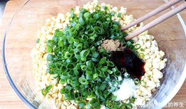 不用|豆腐里加3个鸡蛋,不用蒸不用炖,层层裹着馅料,比包子简单过瘾