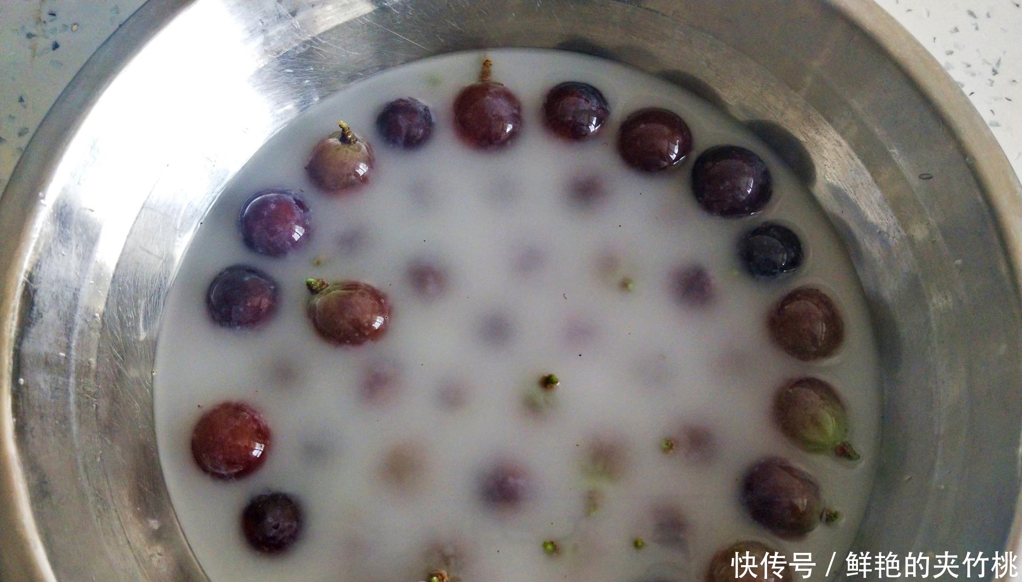  只用|洗葡萄时，最忌讳只用清水洗了！记住这个方法，干净卫生又健康
