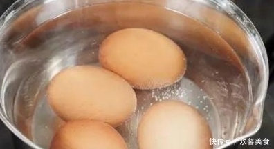 里加|煮鸡蛋别只知道用水煮锅里加一勺它,鸡蛋不开裂不粘壳,超好剥