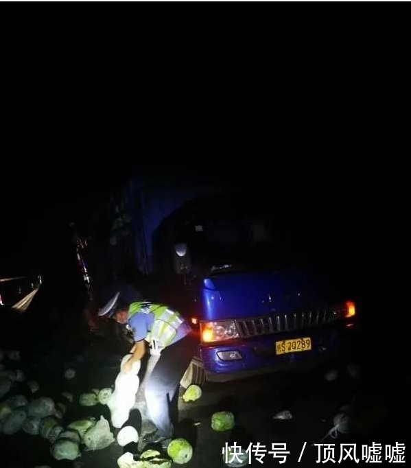 深夜|深夜货卡爆胎侧翻，7吨多蔬菜洒落在地！交警的举动太暖了