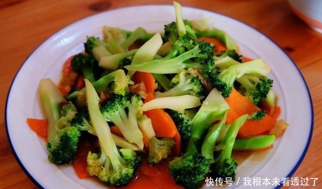 午饭|一家4口出不了门,午饭3菜1汤,看着简单却很营养,好吃不长胖