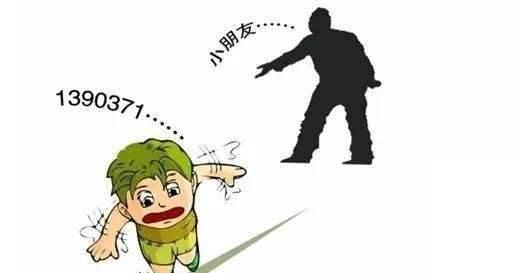 宝妈|宝妈背包当街被抢，不追抢匪却先抱紧女儿，事后想起不由得后怕