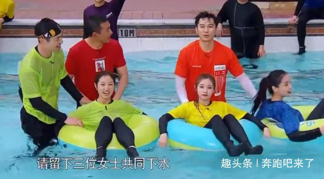 补妆|跑男“最怕素颜”女嘉宾,录节目疯狂补妆照镜子,郑恺毫不示弱