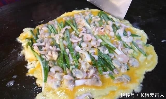 花样|大妈街边卖“豪华煎饼”,外酥里嫩,料足味美,来吃的都是回头客