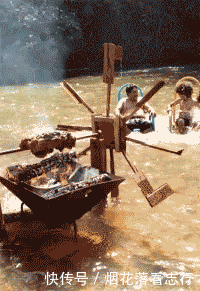 你俩|妹子,你俩穿个裙子还跳这么高,有点淑女形象好不?太尴尬了吧