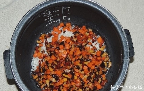 胡萝卜|夏天的懒人焖饭,饭菜一锅出,有肉有菜营养均衡,比外卖还省时