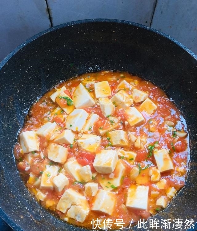 食用|西红柿炖豆腐，美味特下饭，汤汁泡米饭，熊孩子能吃两大碗！