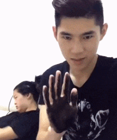 可行|搞笑GIF：妹子这一招，抓苍蝇可行吗？