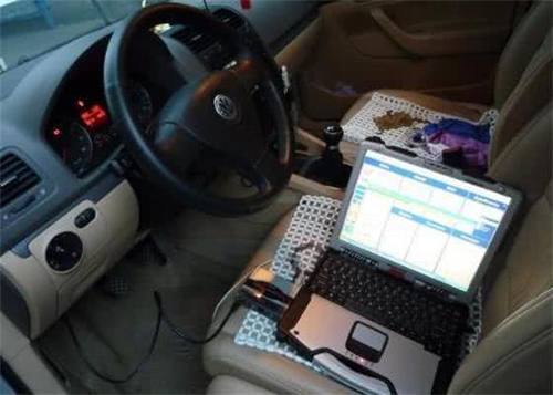 插口|不管是不是私家车,方向盘这个插口最好别闲置,聪明人天天用不停