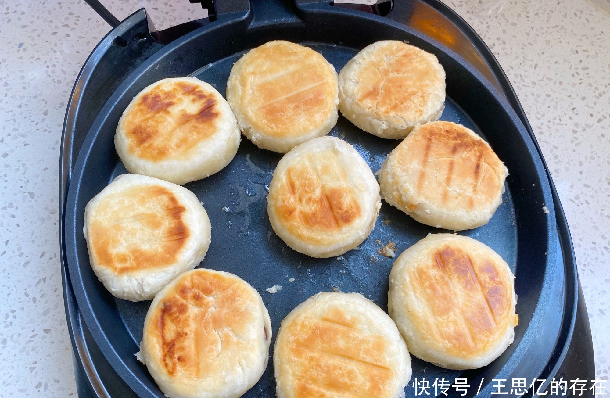 制作|想吃红豆饼别再买了,在家用面粉就能做,咬一口层次分明香酥美味