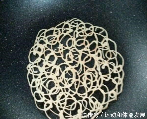 创意|鸡蛋饼做法的创意甜品,画一画煎一煎,轻松解锁双色蕾丝蛋卷