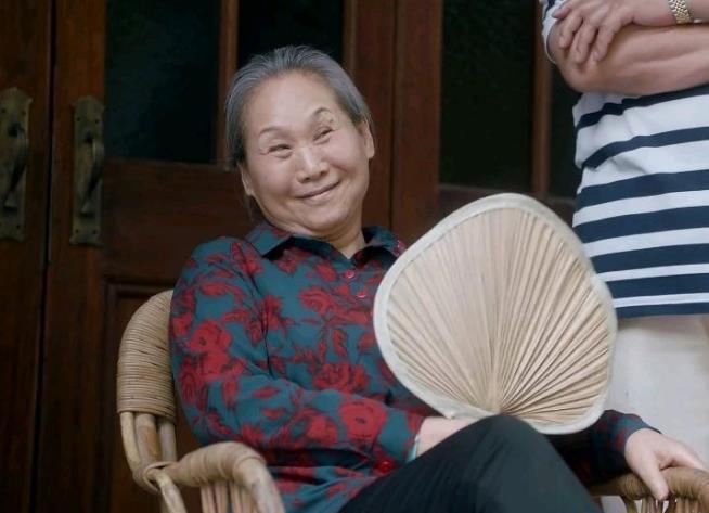 演员|母亲无意间被他带入娱乐圈,如今母亲走红,而他却无戏可拍