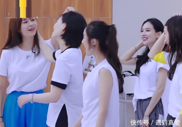  沈梦辰|《乘风破浪的姐姐》沈梦辰和队友互扯头发，张含韵起哄，金晨助威