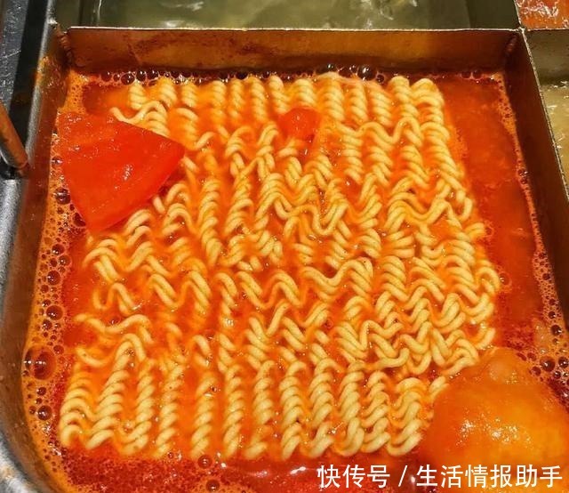 火锅|小伙吃海底捞自带食材,服务员拿一份这东西,惹网友争议!