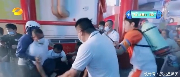 综艺|吴奇隆因被安保“按倒”上了热搜,却无意中暴露了综艺的“乱象”