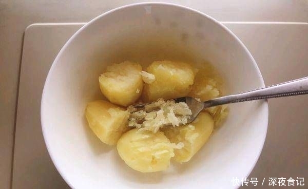  轻松|煮蛋时再加入一个样品，轻松剥皮，鸡蛋又滑又嫩