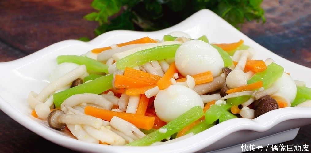 胡萝卜|鹌鹑蛋搭配两种菇一起炒，看着清爽，吃着不腻，口感很棒
